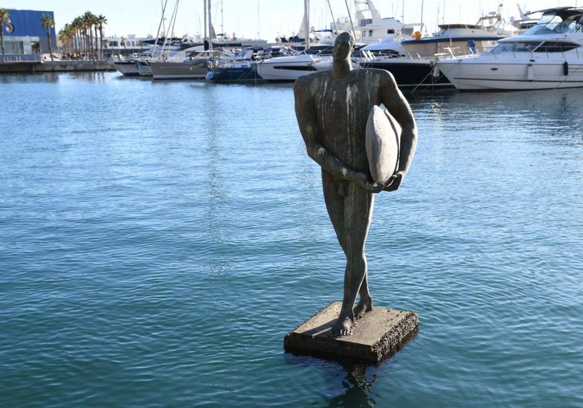 La estatua de Ícaro sin agua en los pies.