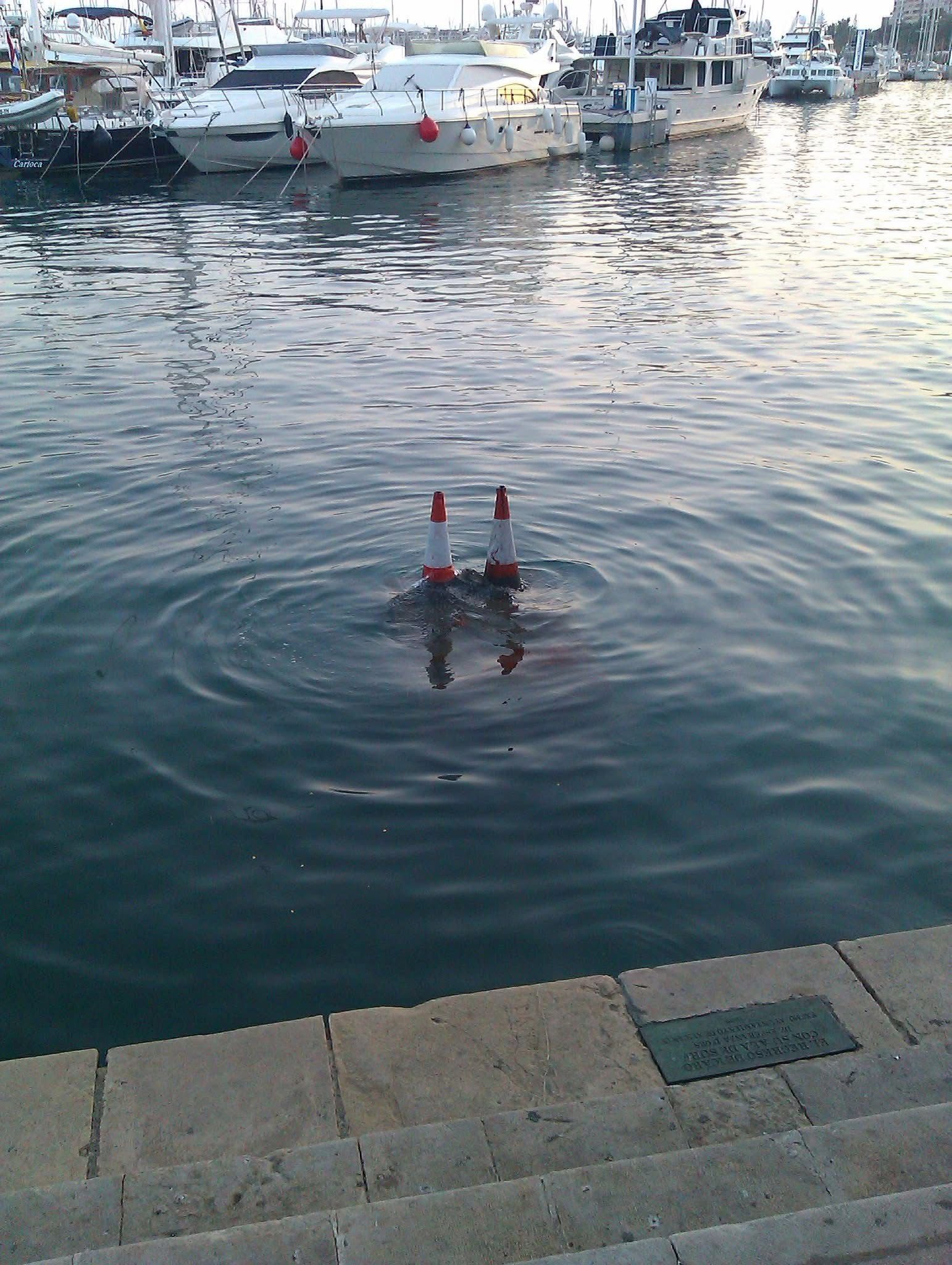 Conos sobre el pedestal de la estatua, hundida por un yate en 2012.