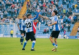 Aranda y Retu celebran un gol en el Rico Pérez.