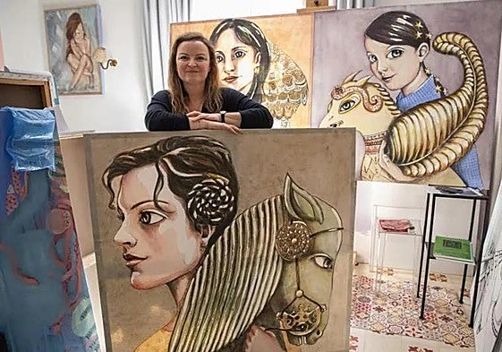 Sómnica Bernabeu con sus 'Damas íberas' en el estudio.