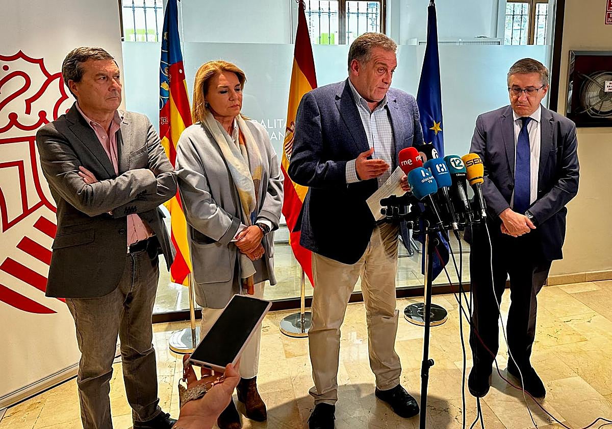 Bartolomé Pérez (segundo por la derecha) durante una comparecencia pública.