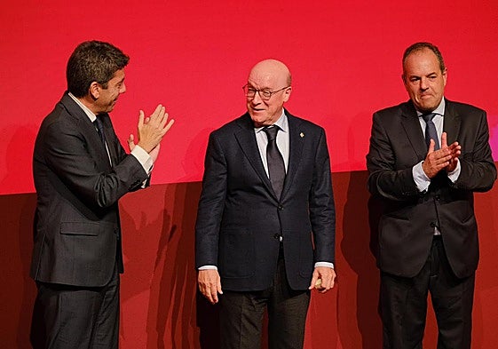 El presidente de la Generalitat, Carlos Mazón (i) y el de la Cámara de Comercio, Carlos Baño (d), entregan la Medalla de Oro y Brillantes de la entidad al hotelero benidormí Toni Mayor (c)