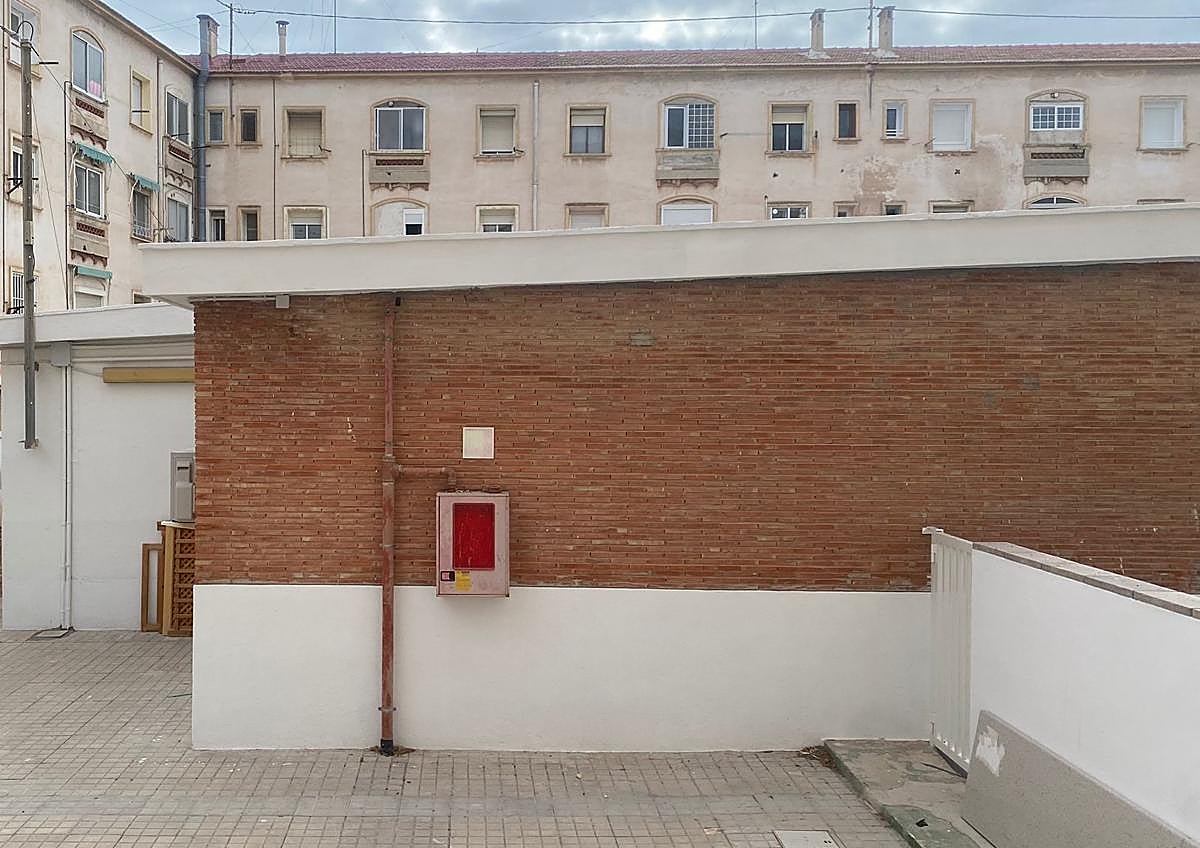 Imagen secundaria 1 - 1. Entrada al centro educativo a través de los edificios. 2. Boca de incendios 3. Chimenea de la cocina. 