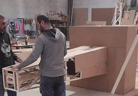 Fran Santonja y su equipo trabajan en la hoguera de Navidad de Alicante.