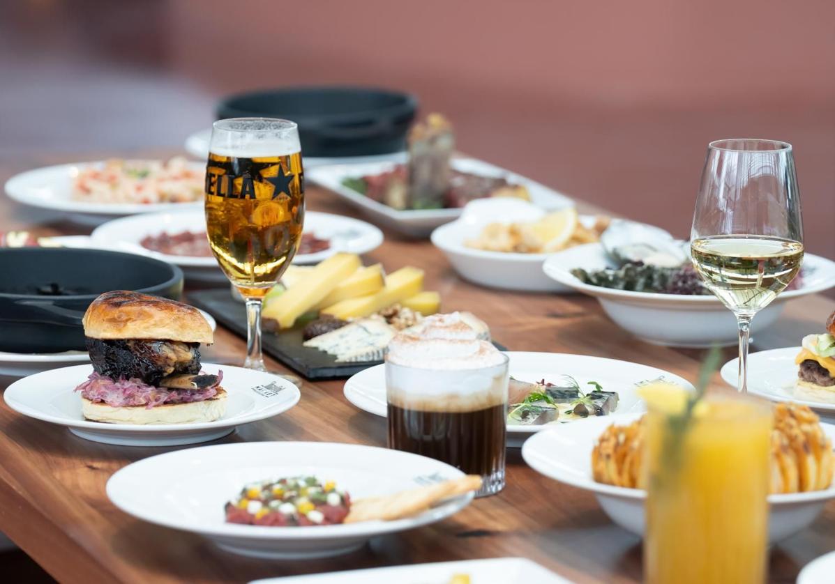 Diferentes opciones de comida en una mesa.