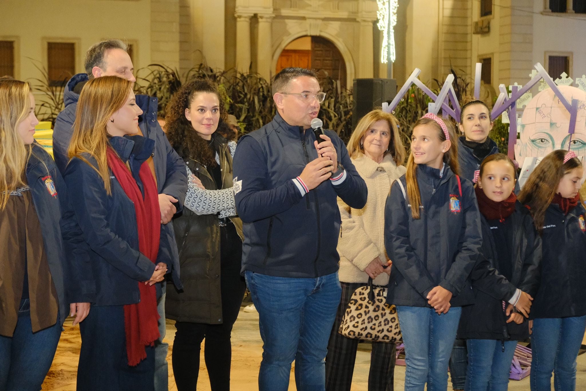 Alicante planta su hoguera de Navidad