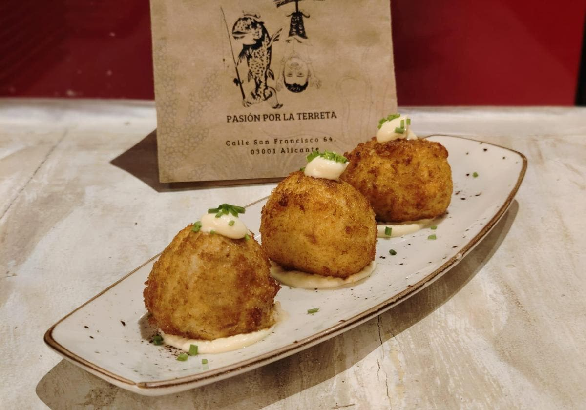 Imagen principal - El cocido maragato del emblemático bar Astorga de Alicante regresa en forma de croqueta