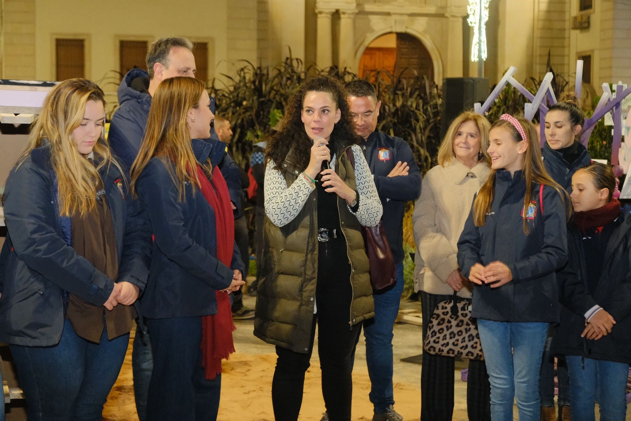 Alicante planta su hoguera de Navidad