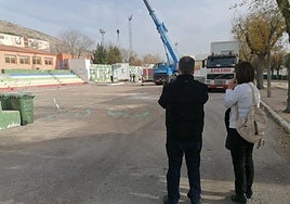 El alcalde de Villena, Fulgencio Cerdán, y la edil de educación, María Server, supervisan la instalación de los módulos prefabricados del Colegio Santa Teresa.