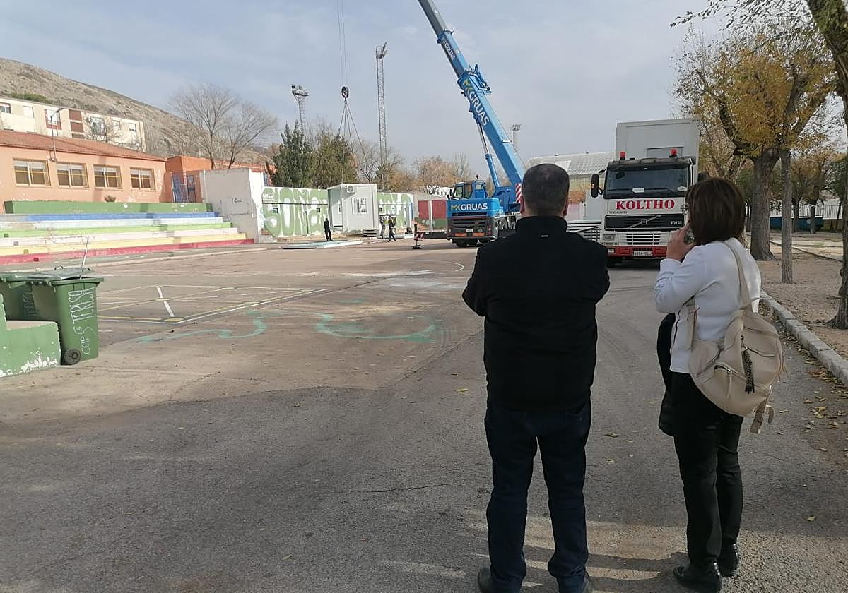 El alcalde de Villena, Fulgencio Cerdán, y la edil de educación, María Server, supervisan la instalación de los módulos prefabricados del Colegio Santa Teresa.