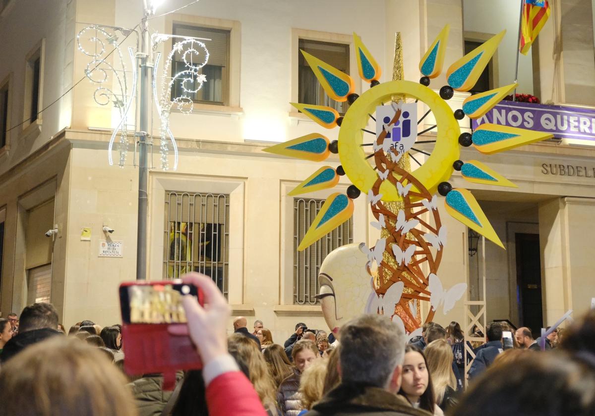 Alicante planta su hoguera de Navidad