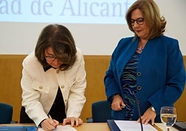 Amparo Navarro toma posesión administrativa como rectora.