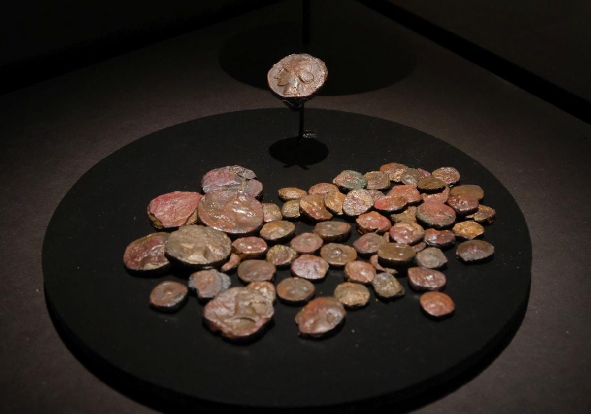 Imagen principal - Monedas en la primera sala de 'Ciudades de luz'.