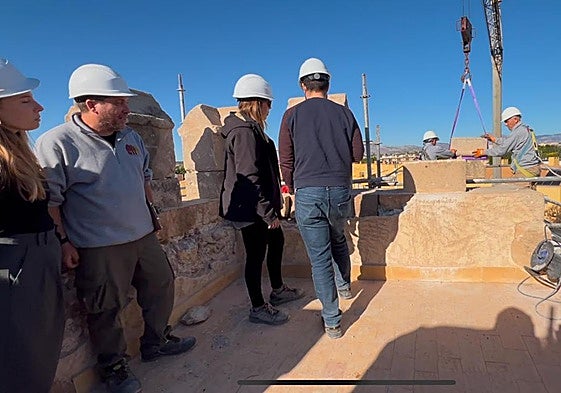 Desmontaje de las primeras piedras de la Torre Placia.