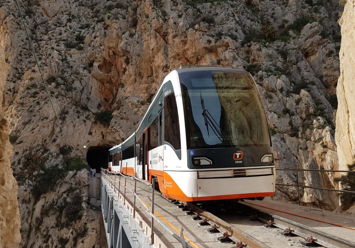 Imagen del TRAM a su paso por el Mascarat