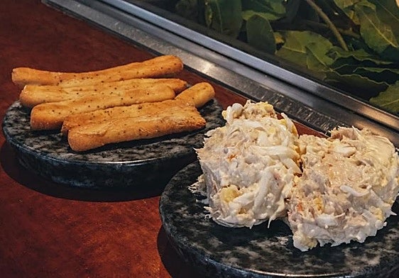 Una sencilla ensaladilla, que en Alicante aderezan con encurtidos.