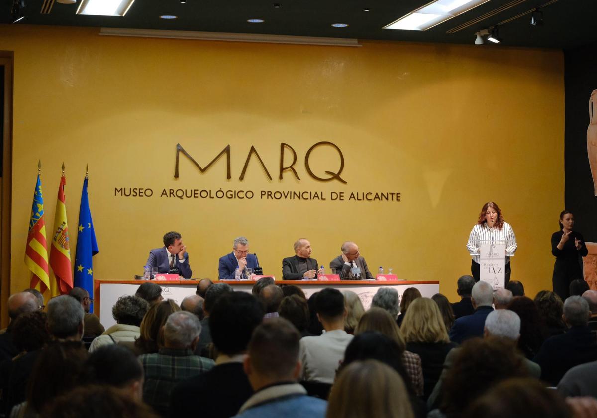 Imagen principal - Inauguración de 'Ciudades de luz' en el MARQ.