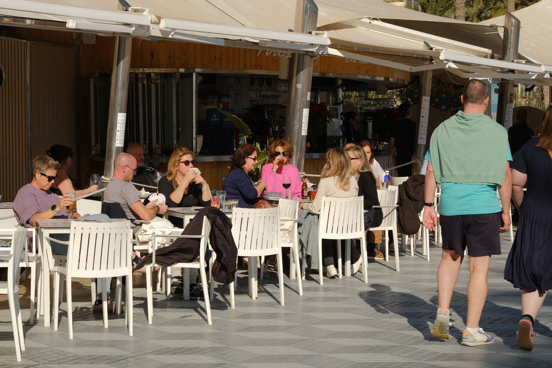 Alicante da la bienvenida al invierno con bañistas en el Postiguet