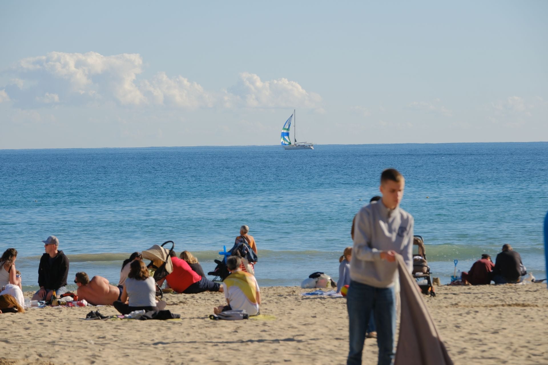 Alicante da la bienvenida al invierno con bañistas en el Postiguet