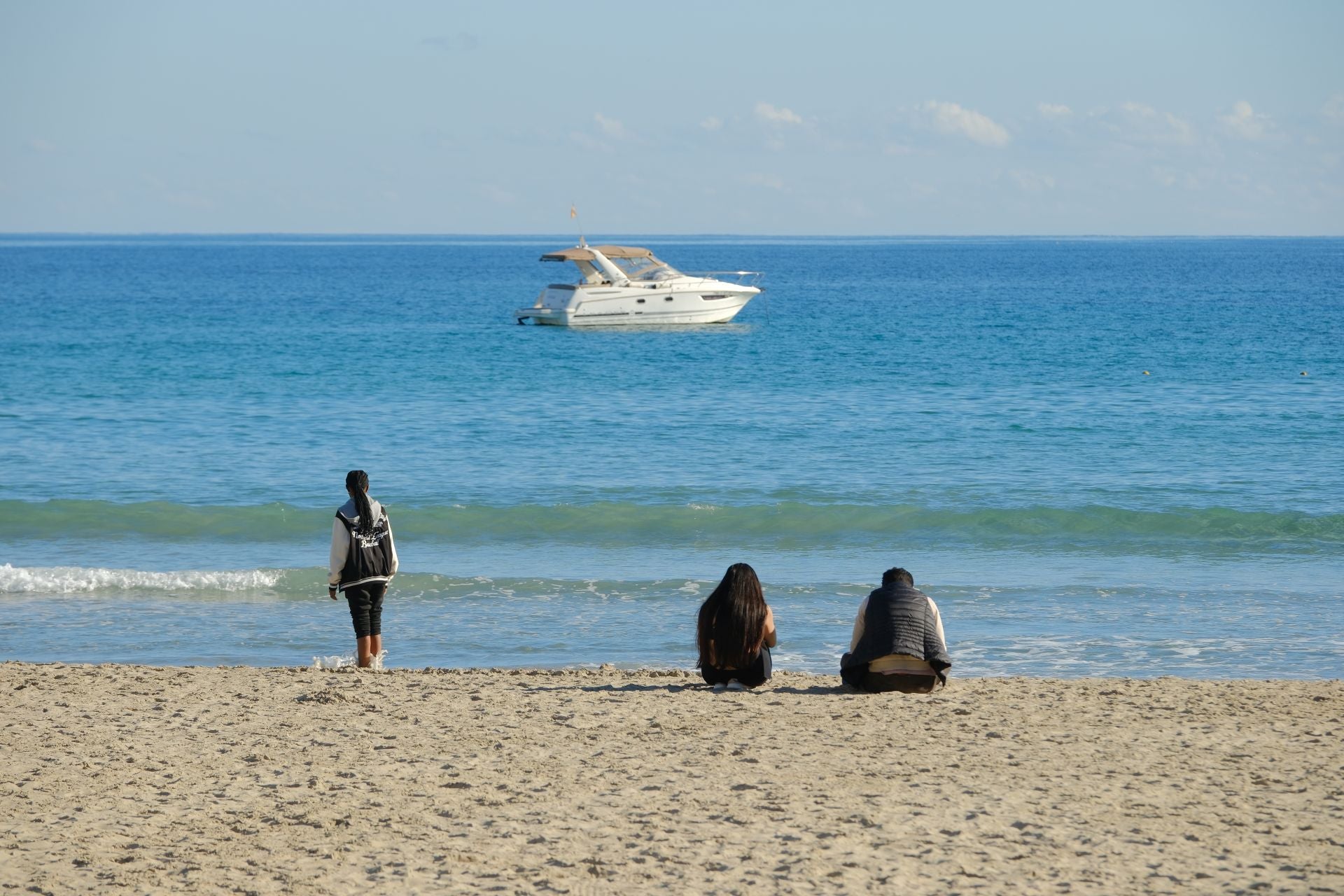 Alicante da la bienvenida al invierno con bañistas en el Postiguet