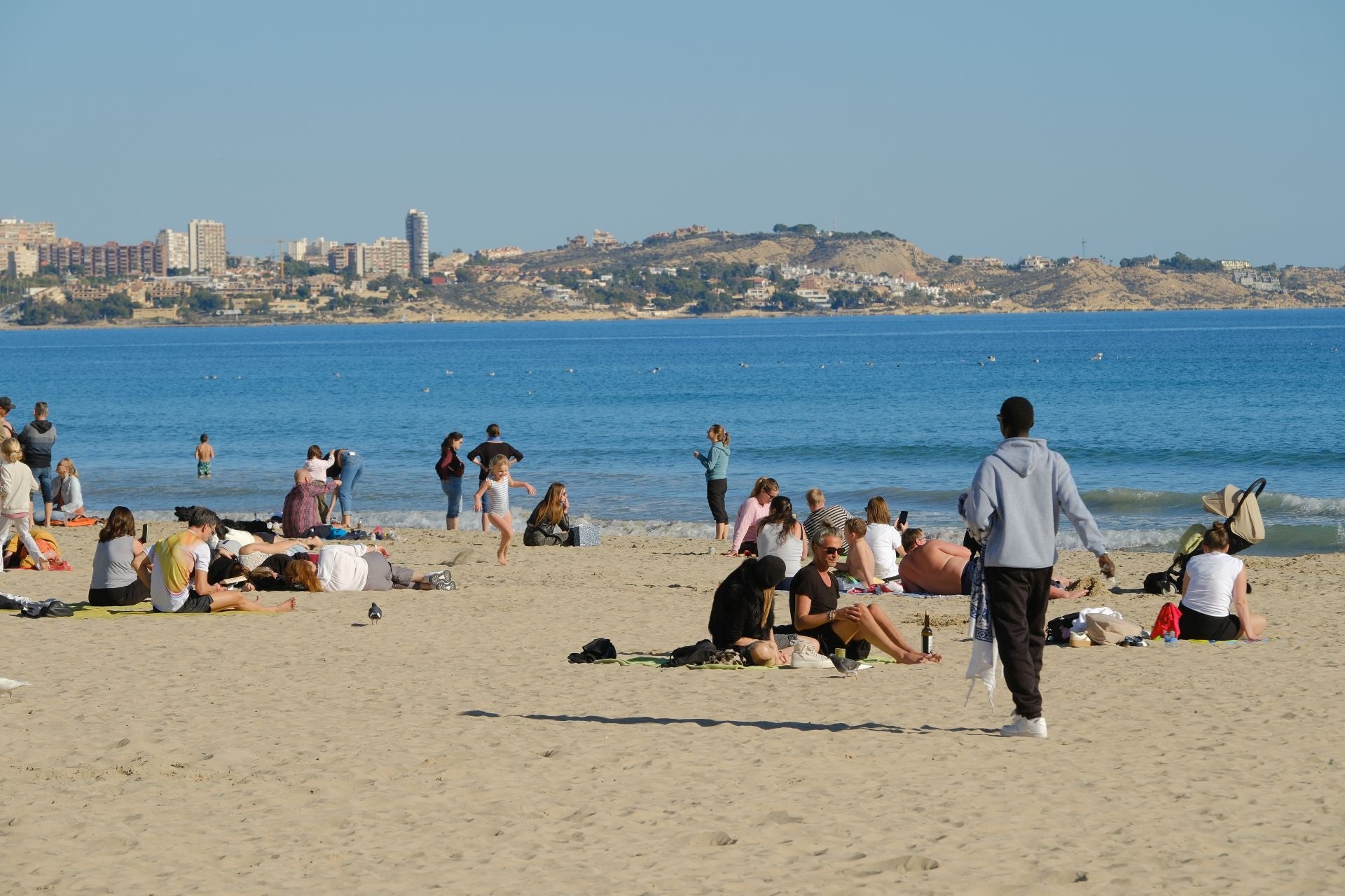 Alicante da la bienvenida al invierno con bañistas en el Postiguet