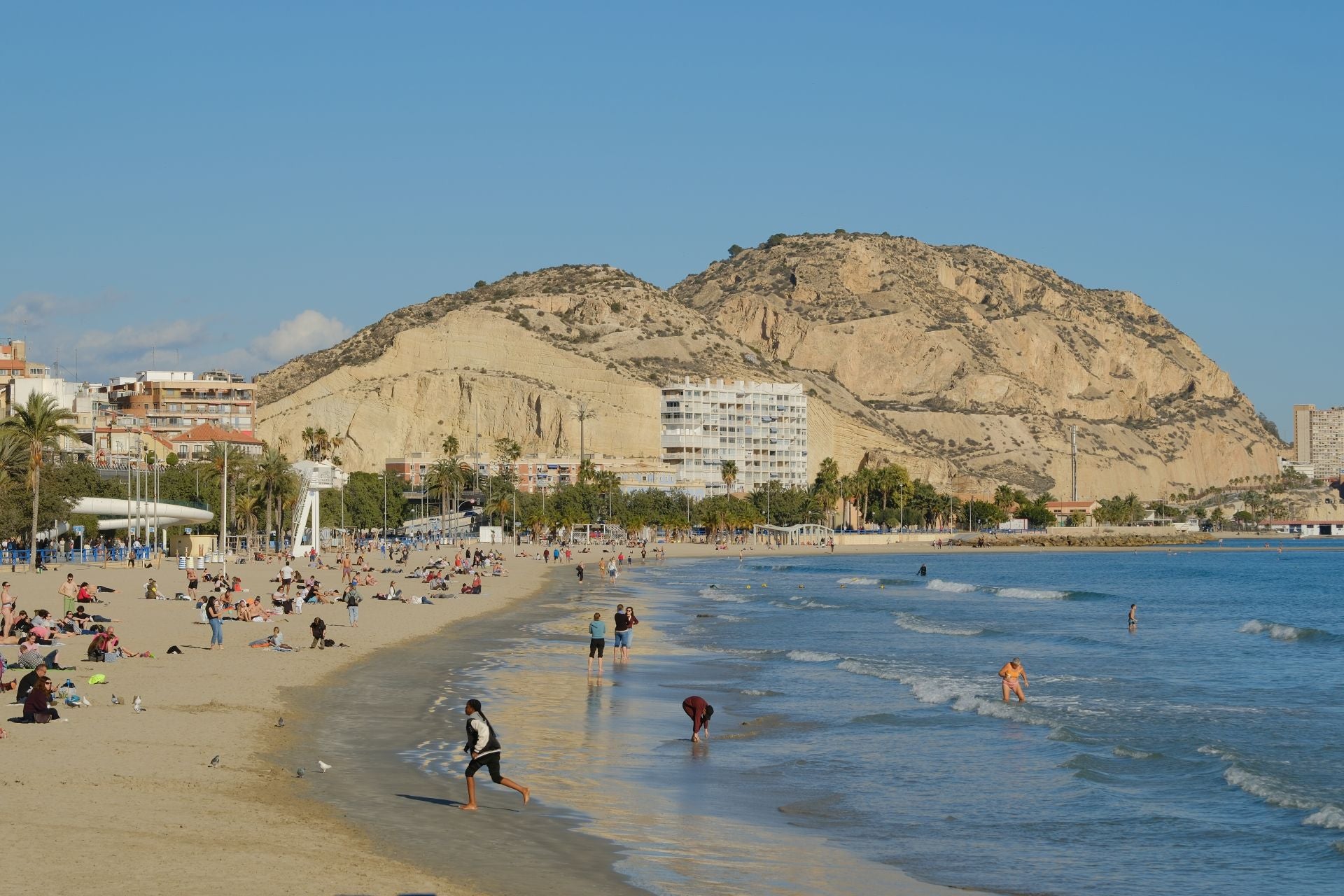 Alicante da la bienvenida al invierno con bañistas en el Postiguet