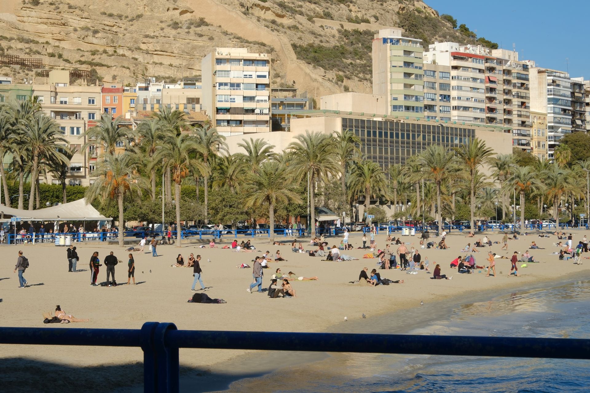 Alicante da la bienvenida al invierno con bañistas en el Postiguet