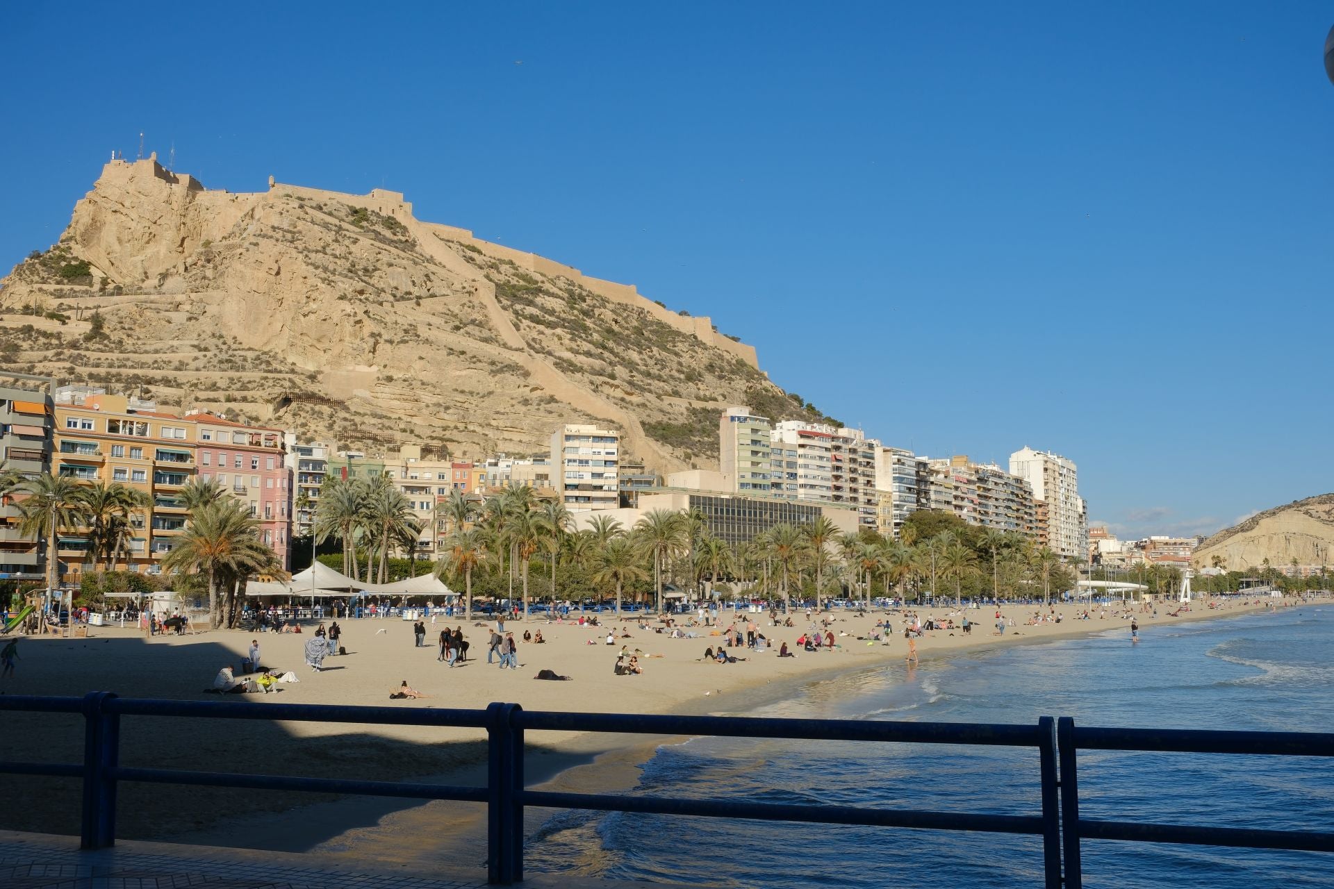 Alicante da la bienvenida al invierno con bañistas en el Postiguet