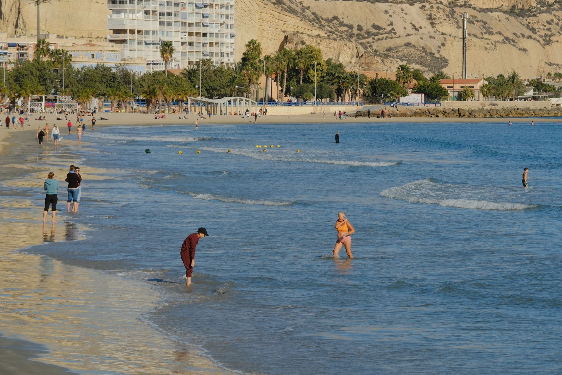 Alicante da la bienvenida al invierno con bañistas en el Postiguet