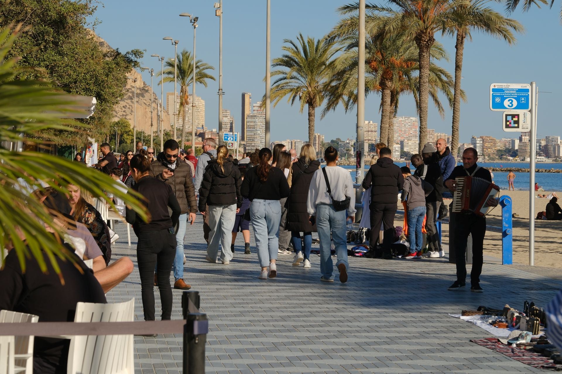 Alicante da la bienvenida al invierno con bañistas en el Postiguet