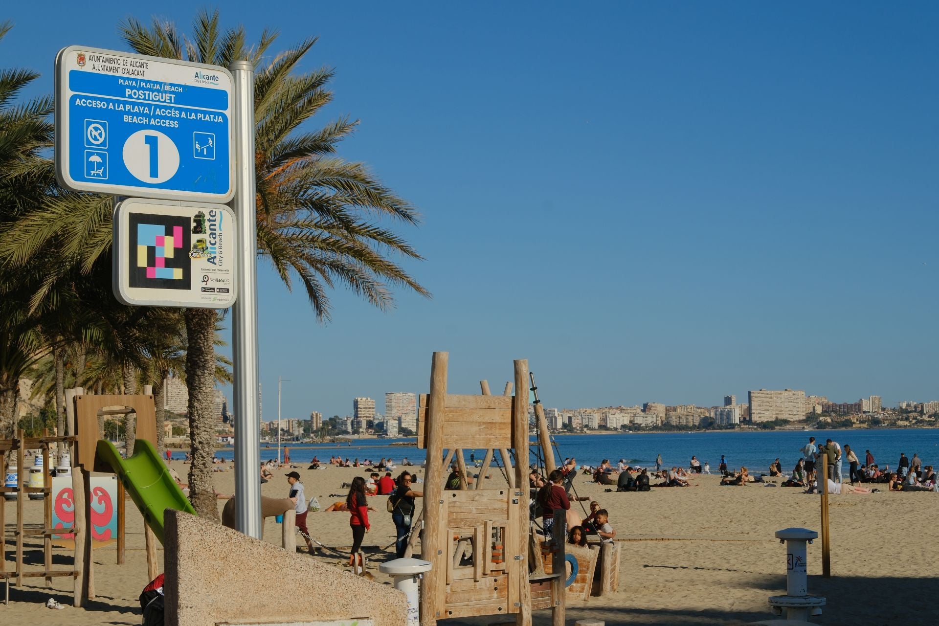 Alicante da la bienvenida al invierno con bañistas en el Postiguet