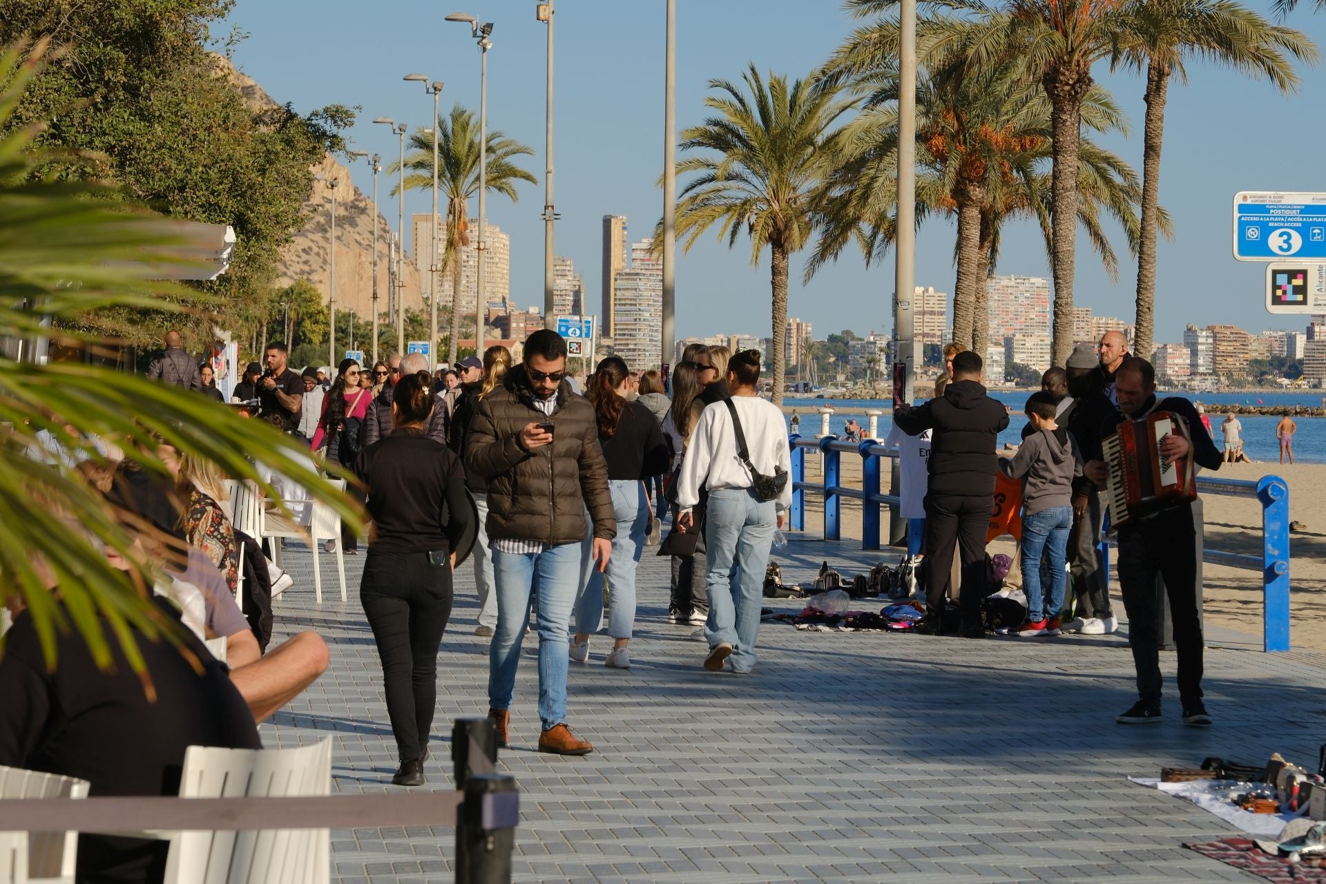 Alicante da la bienvenida al invierno con bañistas en el Postiguet