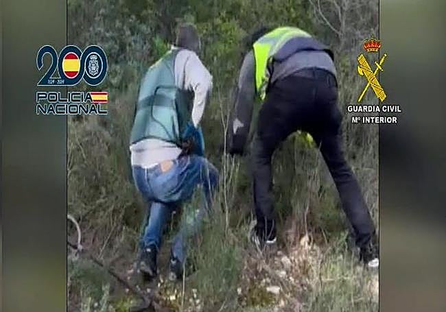 Investigadores hallan el zulo.