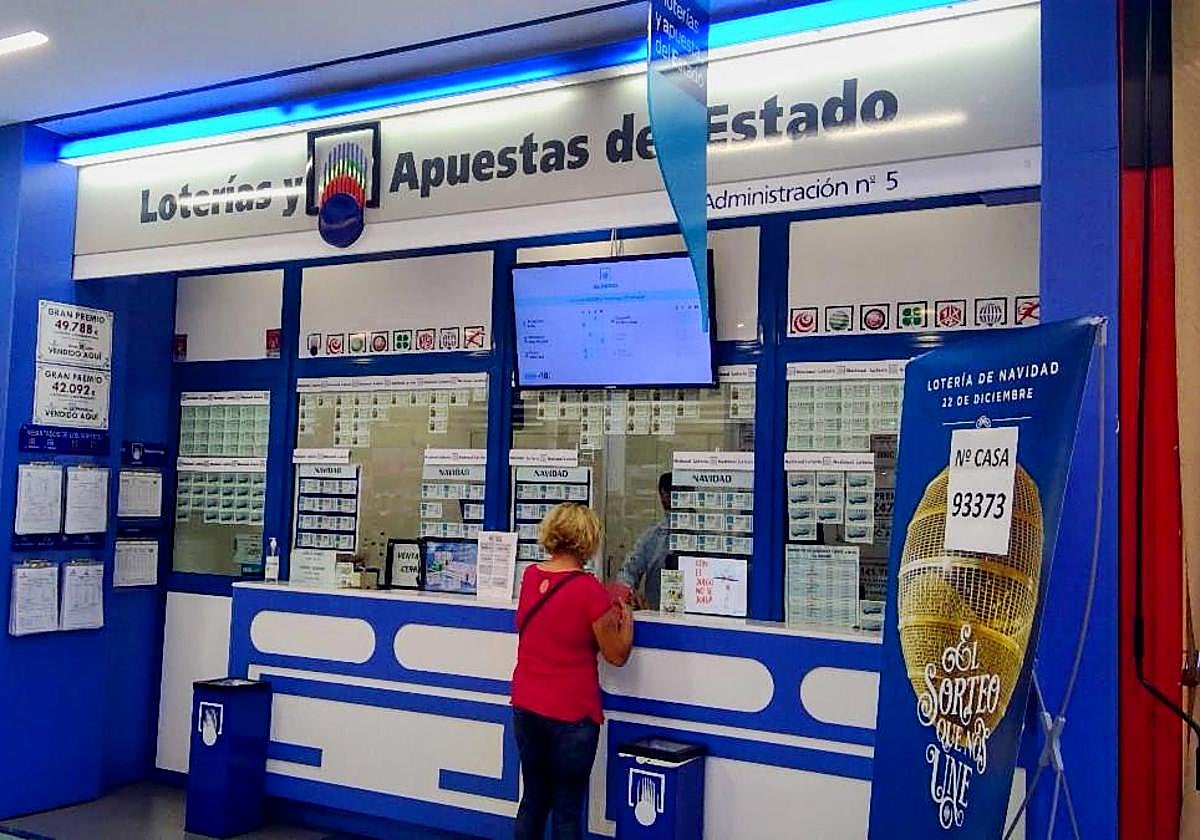 Un clienta compra en la ventanilla.
