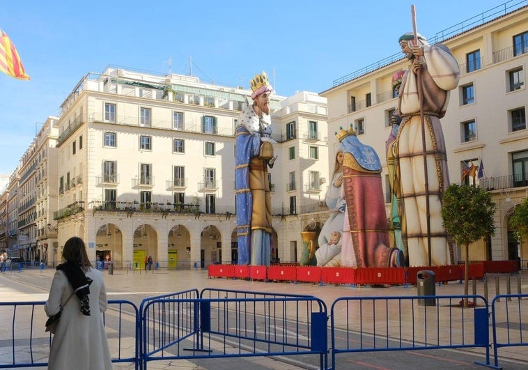 El Belén Gigante, este lunes, con el perímetro de seguridad ampliado.