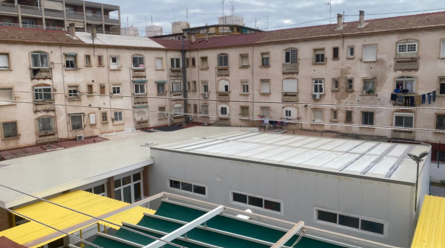 Imagen principal - Los vecinos de la escuela infantil Siete Enanitos denuncian irregularidades que el Ayuntamiento de Alicante rechaza de plano