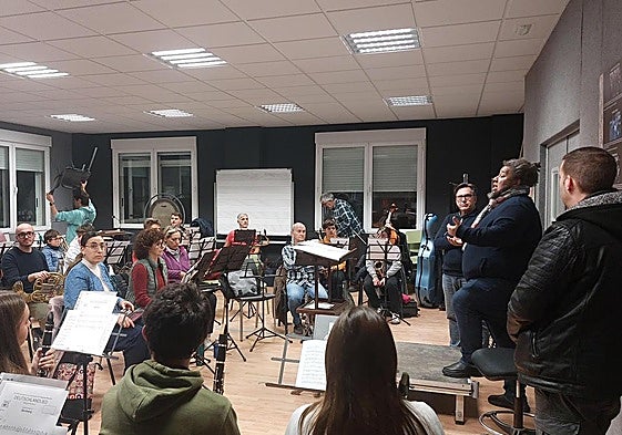 Ensayo de la banda de Algemesí con Estrada.