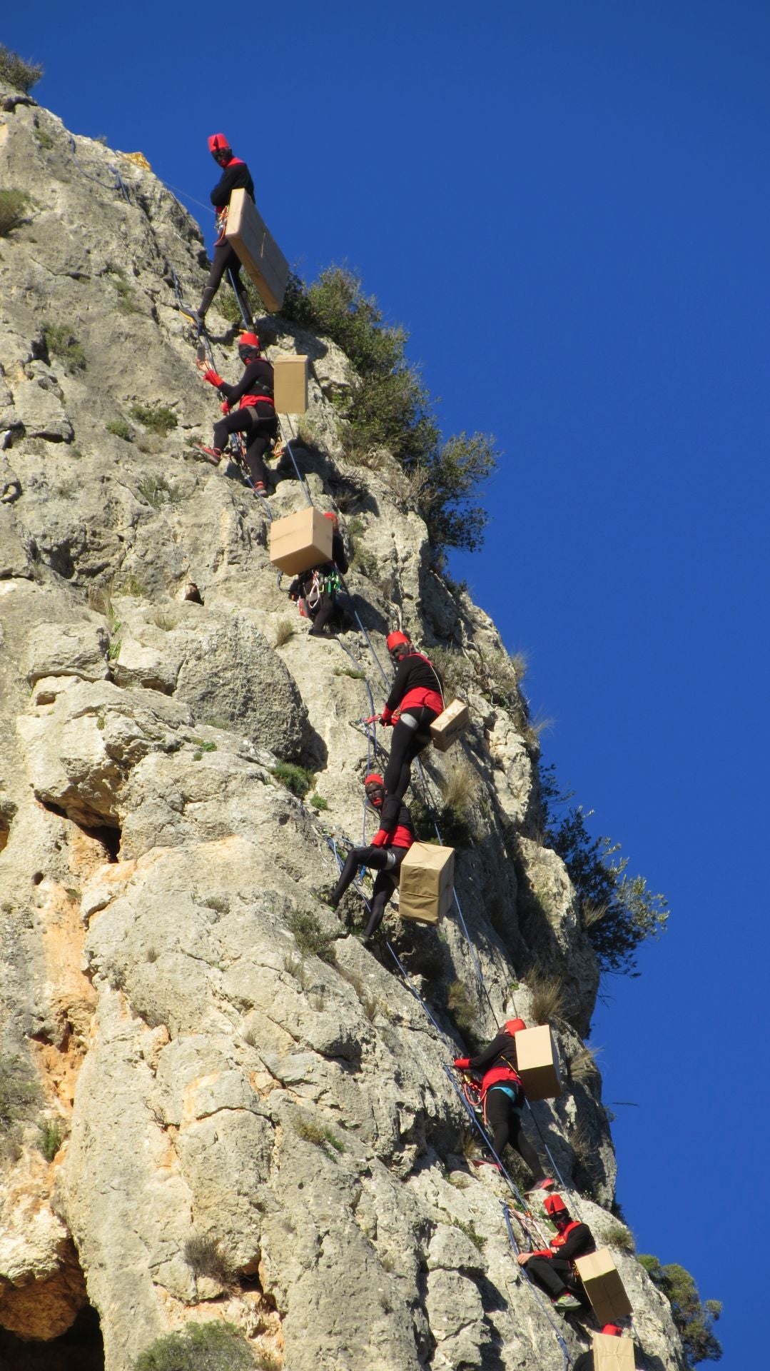 Imagen secundaria 2 - Pajes subiendo a El Castellar.