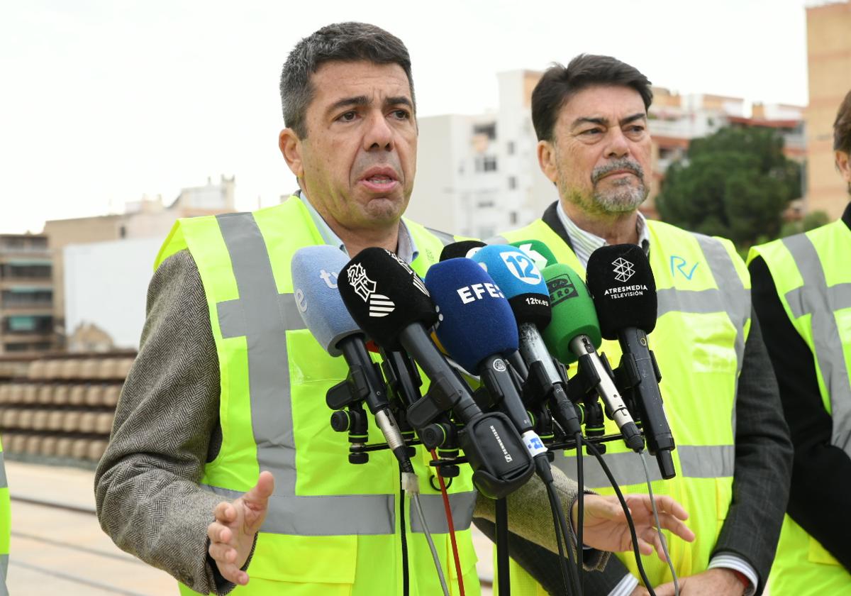 Carlos Mazón este jueves en Alicante, acompañado del alcalde.