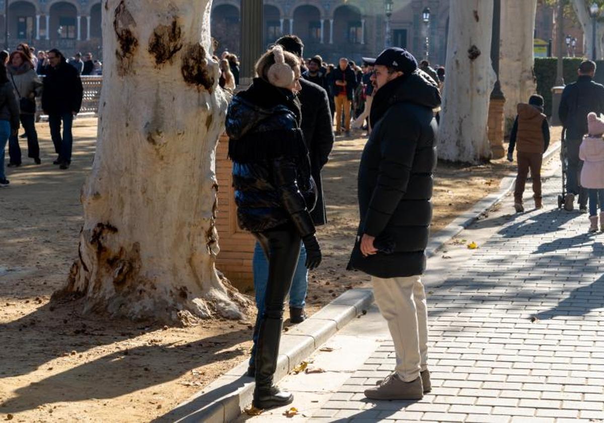 Varias personas abrigadas en un parque.