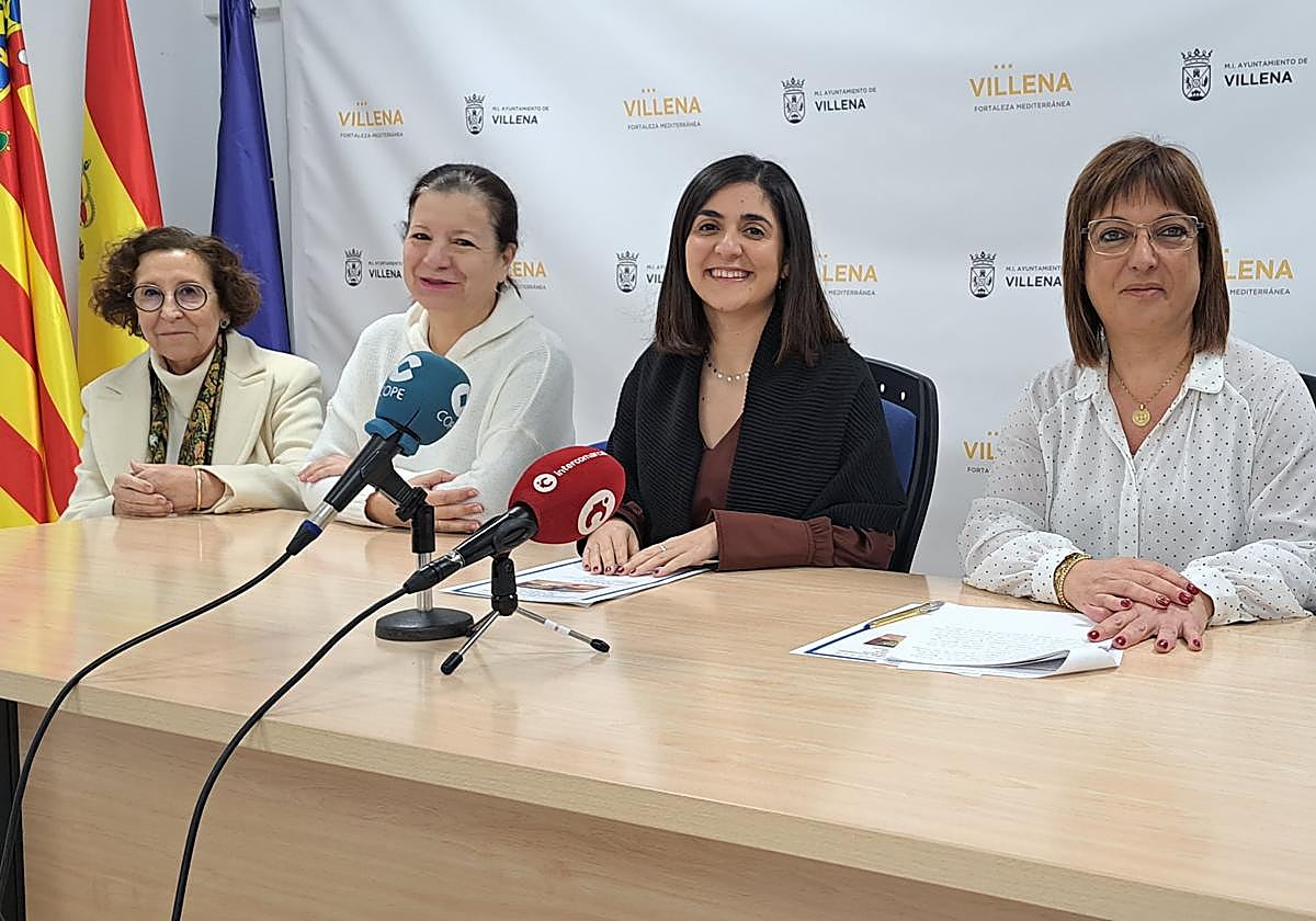 Presentación de la oferta formativa de la UA en Villena a cargo de las responsables de la inciativa.