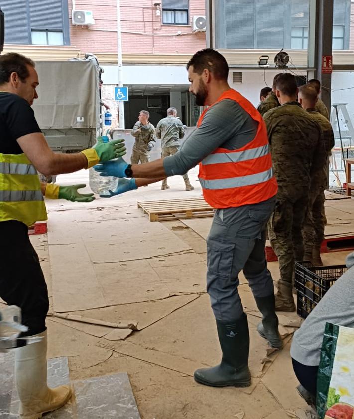 Imagen secundaria 2 - Algunos voluntarios alicantinos en Valencia. 