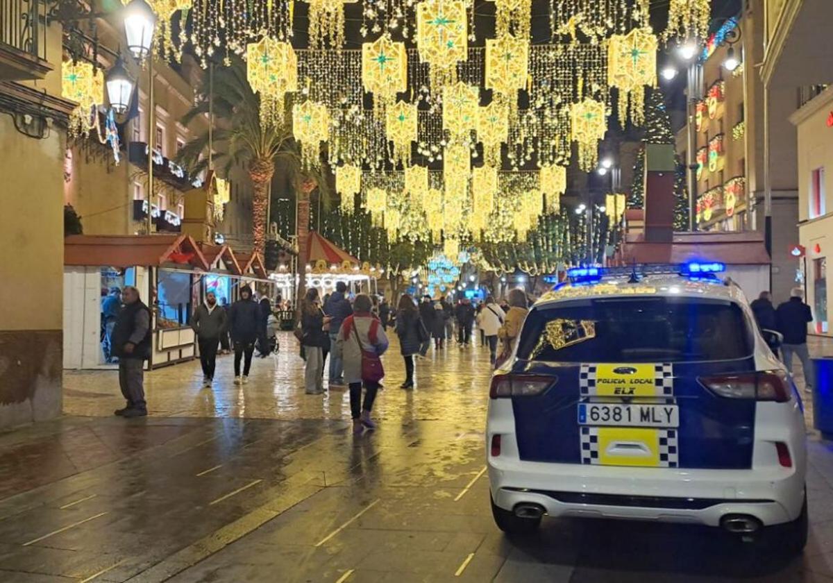 Unidad de la Policía Local de Elche en el centro de la ciudad.