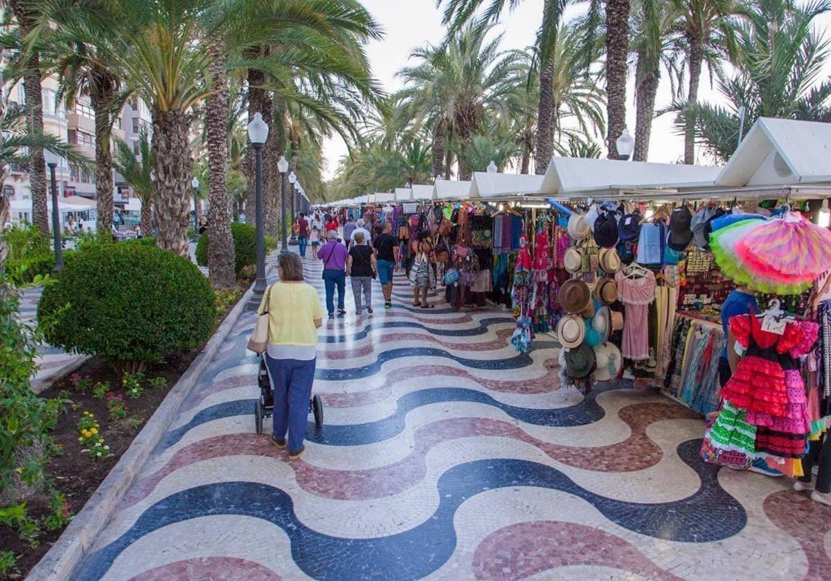 El paseo de la Explanada con los puestos.