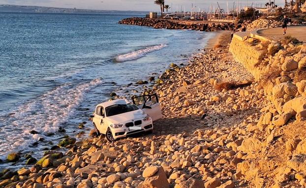 El vehículo ha aparecido a escasos centímetros del mar.