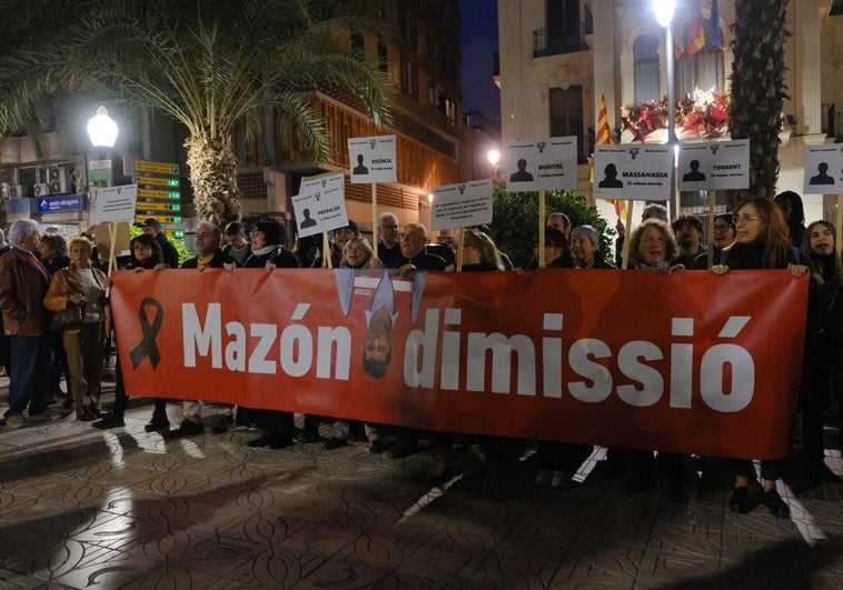 La concentración ha tenido lugar frente a la Casa de les Bruixes de Alicante.