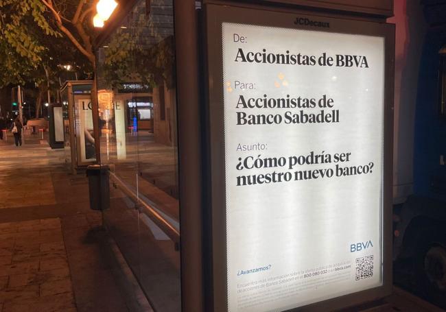 Anuncio de BBVA en una parada del autobús en Alicante.