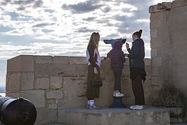 Turistas en el Castillo de Santa Bárbara.