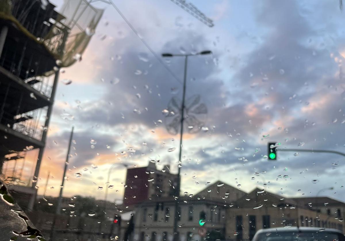 Lluvia en Alicante durante las primeras horas de este martes.