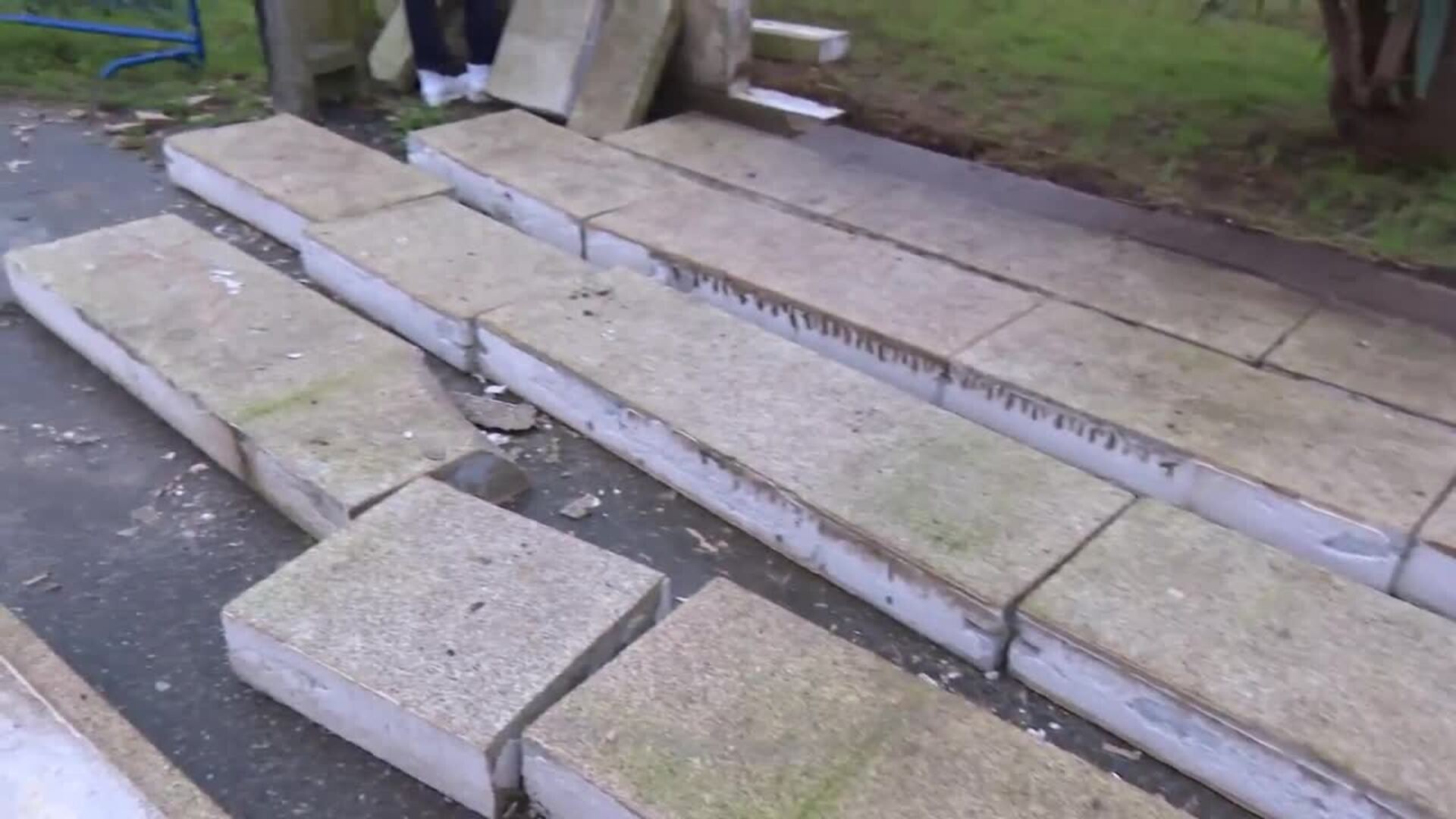 Un fenómeno meteorológico de viento y lluvia arrasa tejados y muros en